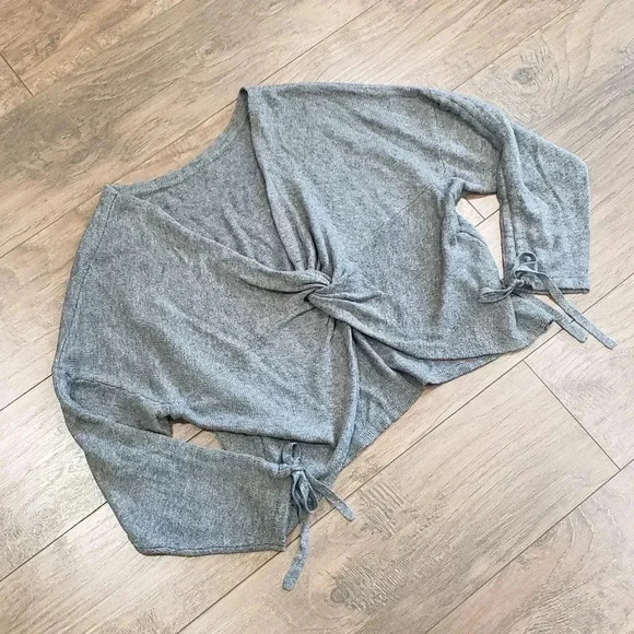 Sugar+Lips Gray Twist Front Sweater Size Medium/Large - Picture 2 of 8